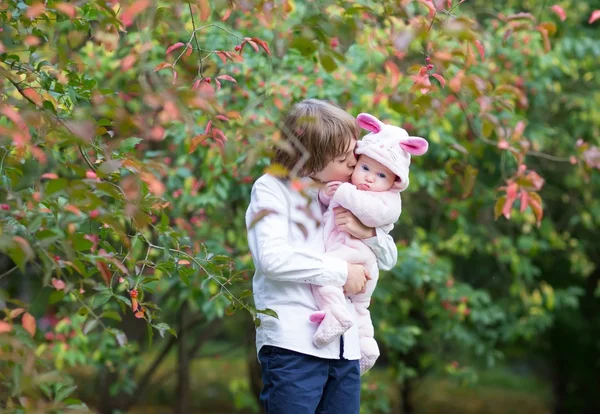 Brother kissing his baby sister — Stock Photo, Image