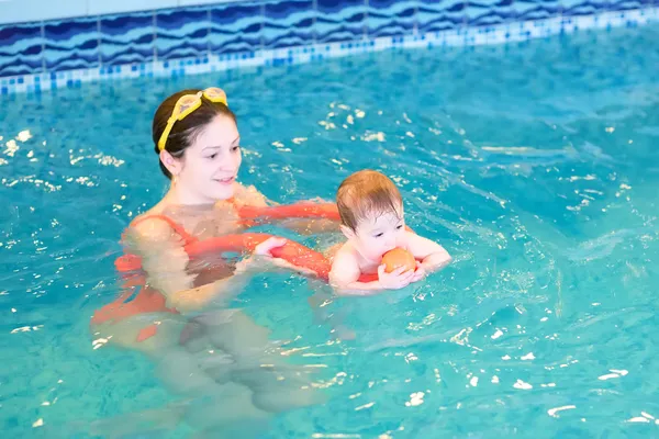 Mère avec bébé dans la piscine — Photo