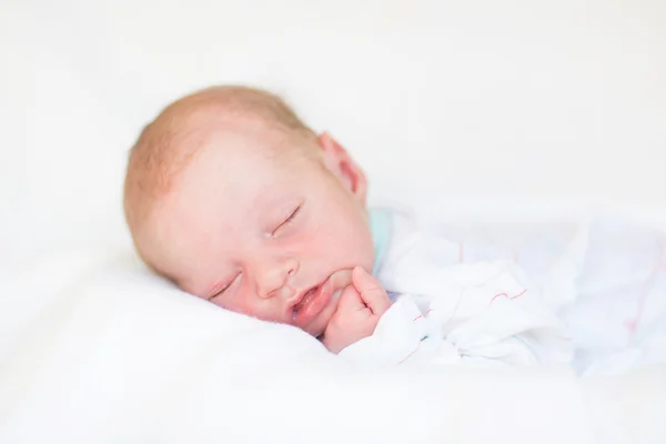 Pasgeboren slapende baby — Stockfoto