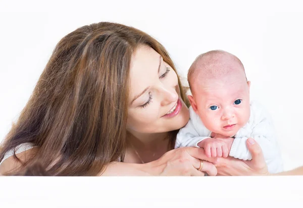 Jonge moeder die haar pasgeboren baby — Stockfoto