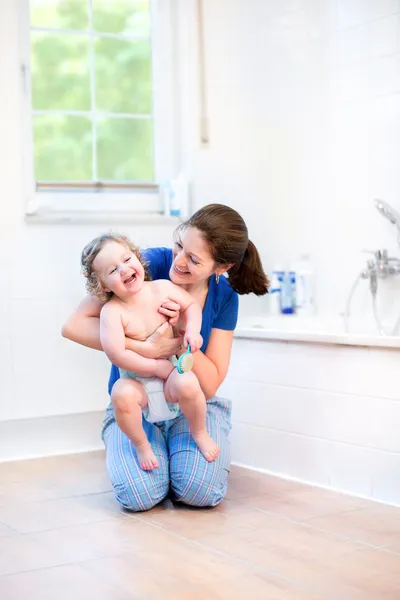 Anne ve mutlu bebeği birlikte oynama — Stok fotoğraf