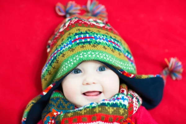 Bébé dans un chapeau et une écharpe tricotés colorés — Photo