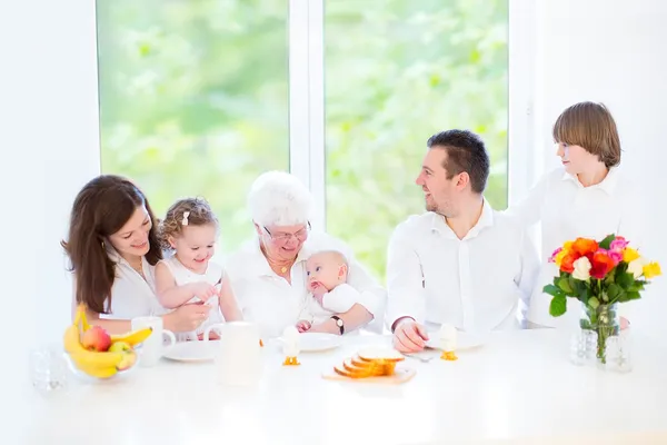 Familie med tre barn som har det gøy sammen under påskefrokost – stockfoto