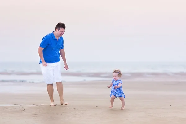 Father with his daughter on a beach — Stock Photo, Image