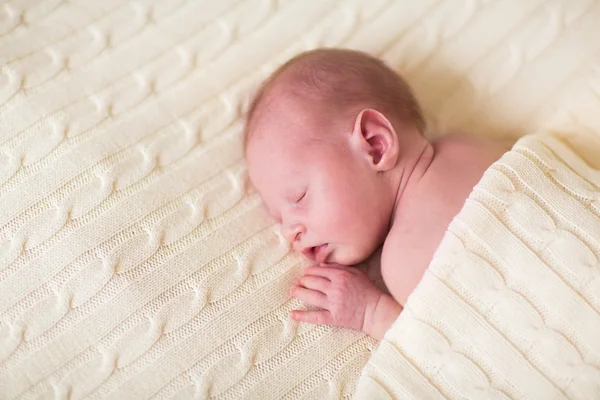 Bayi laki-laki yang baru lahir sedang tidur — Stok Foto