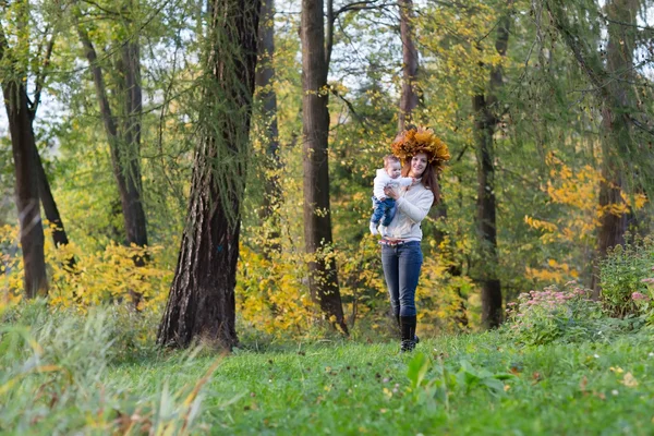 Madre che cammina con il suo bambino — Foto Stock