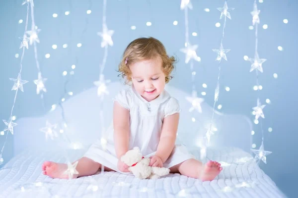 Menina criança brincando com urso de brinquedo — Fotografia de Stock