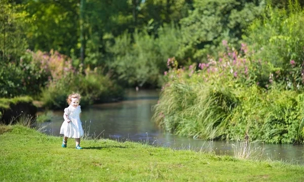 Girl walking in a sunny autumn park — Stock Photo, Image