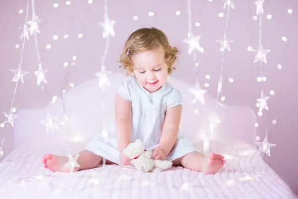 Toddler dziewczynka bawiąc się zabawkami Miś — Zdjęcie stockowe