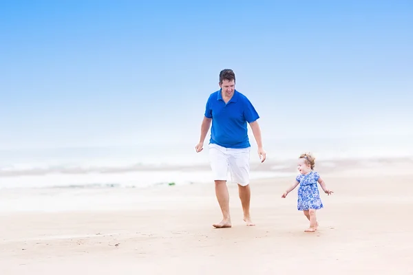 Pai com a filha mais nova na praia — Fotografia de Stock