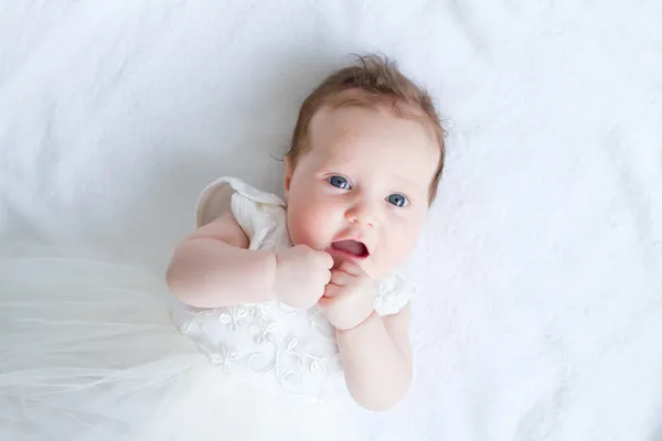 Bébé fille dans une robe blanche — Photo