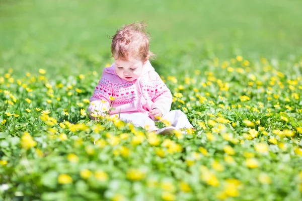 Dívka hraje na zahradě — Stock fotografie