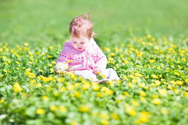 Fille jouer dans le jardin — Photo