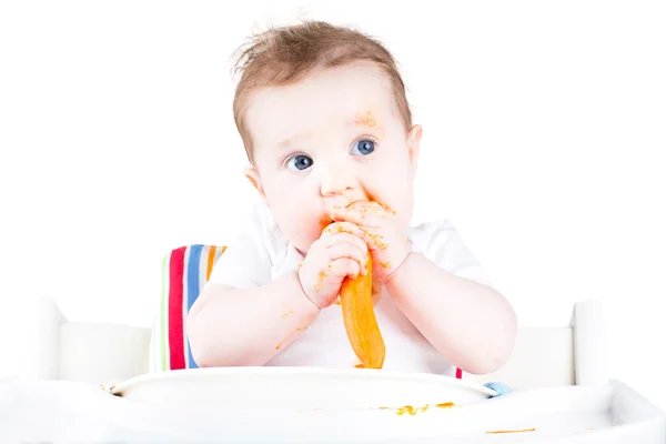Bebé comiendo una zanahoria —  Fotos de Stock