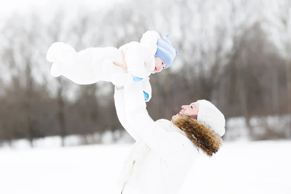 Matka z dzieckiem dziewczyna w winter park — Zdjęcie stockowe