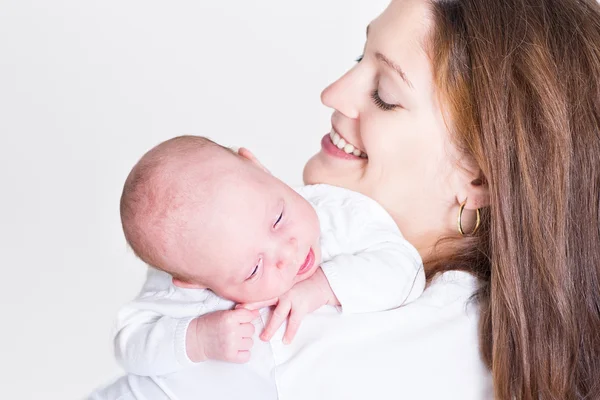 Madre y su bebé recién nacido — Foto de Stock