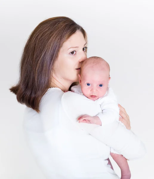 Äiti suutelee vastasyntynyttä vauvaansa — kuvapankkivalokuva