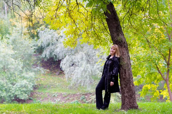 Senhora em um colorido parque de outono — Fotografia de Stock