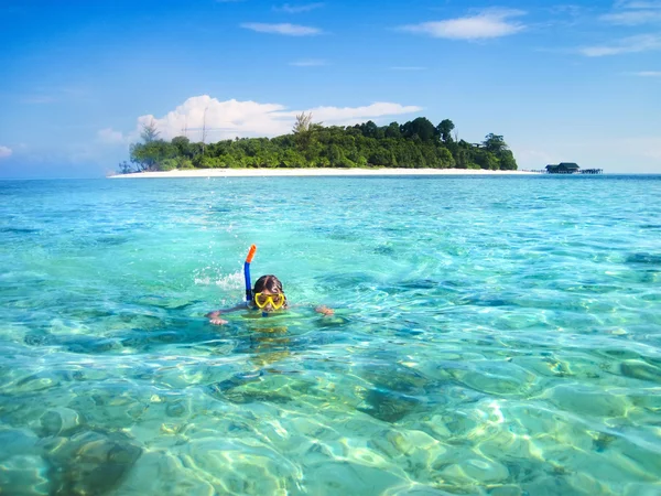 Мальчик ныряет с маской рядом с тропическим островом — стоковое фото