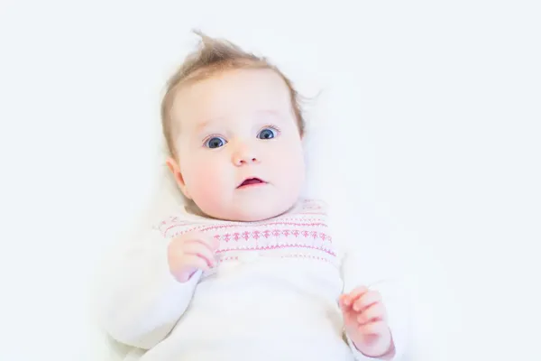 Baby flicka i en stickad tröja — Stockfoto