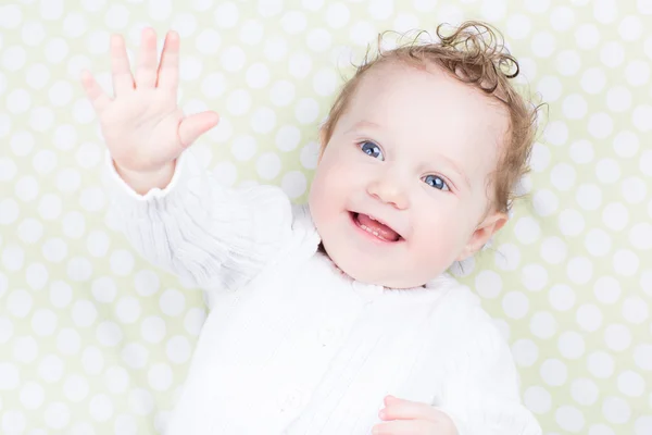 Baby på en vit filt — Stockfoto