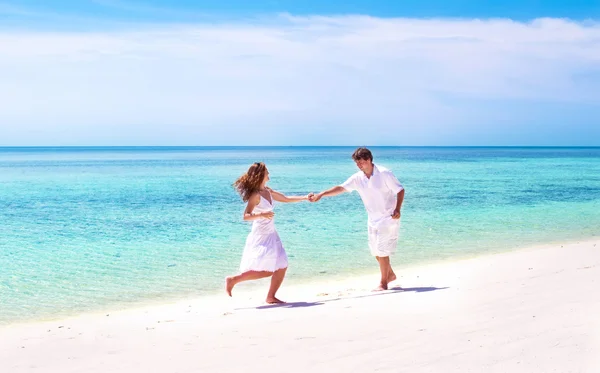 Paar dansen op het strand — Stockfoto