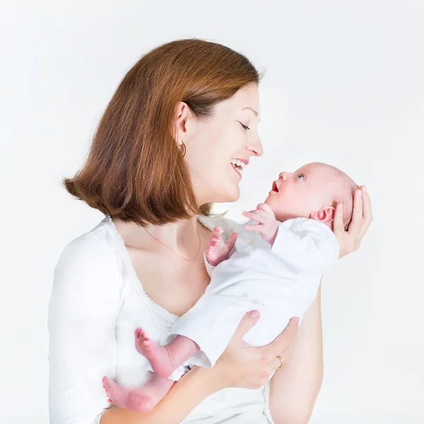 Jonge moeder die haar pasgeboren baby — Stockfoto