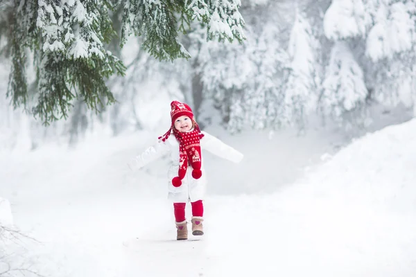 蹒跚学步的女孩在白雪皑皑的公园跑步 — 图库照片