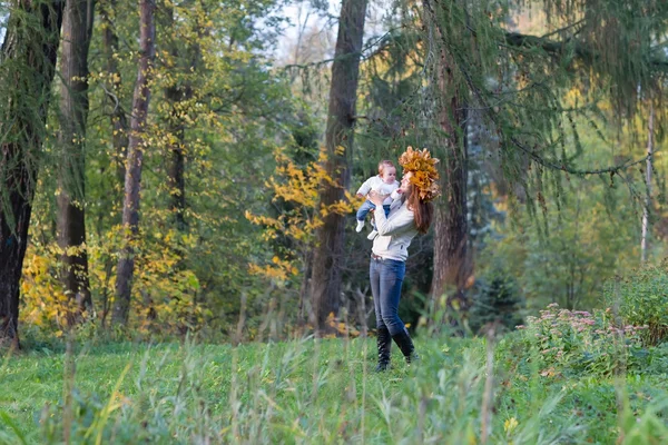 Madre caminando con su bebé — Foto de Stock