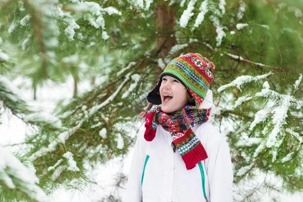 Jongen schreeuwen met vreugde sneeuw bal spelen — Stockfoto