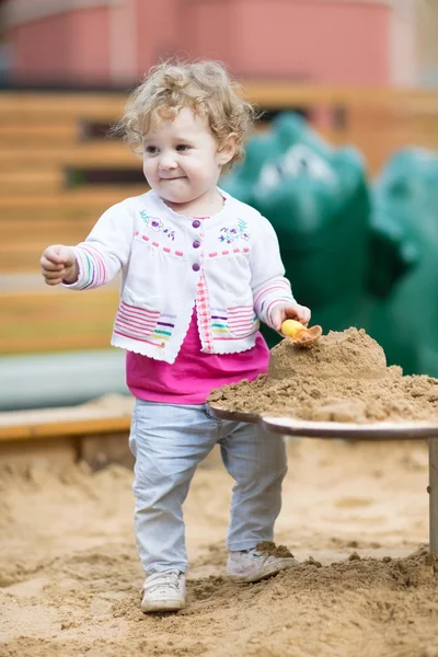 Baby flicka som leker med sand — Stockfoto