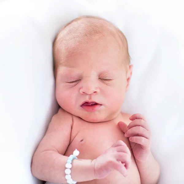 Крихітна новонароджена дитина спить — стокове фото