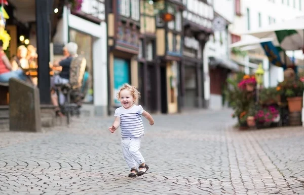 Малышка бежит по улице — стоковое фото