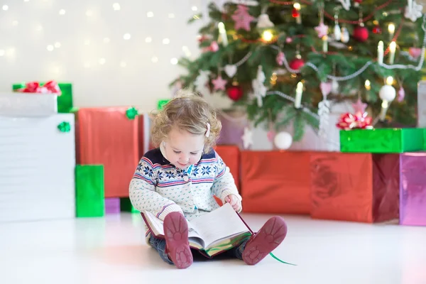 Rolig liten barn flicka öppnar sin julklapp — Stockfoto