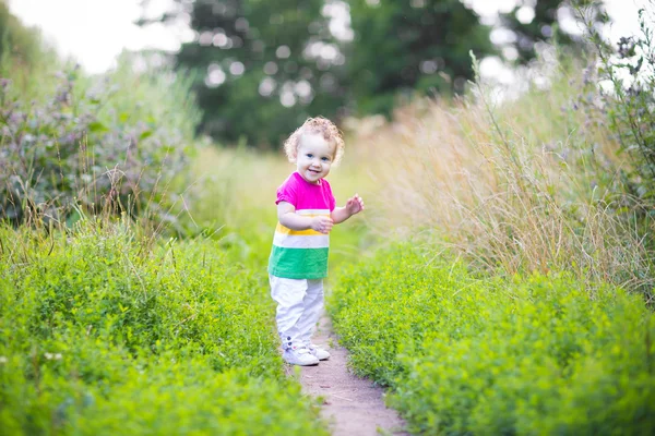 Baby girl walking in a park — Stock Photo, Image