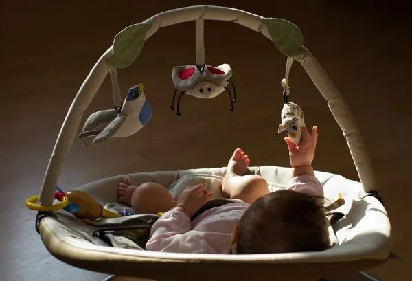 Neugeborenes Mädchen schläft im Türsteherstuhl — Stockfoto