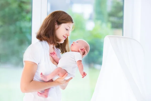 Mother and her newborn baby — Stock Photo, Image