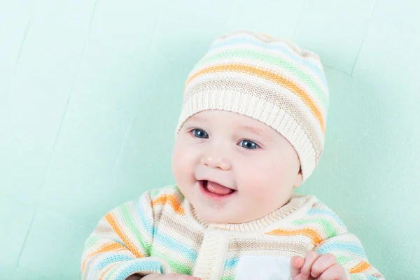 Małe dziecko w kurtkę z dzianiny i kapelusz — Zdjęcie stockowe
