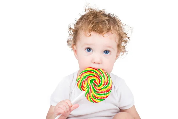 Niedliches Baby mit einem großen Bonbon — Stockfoto