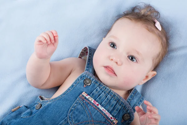 Menina bebê em um vestido de jeans — Fotografia de Stock