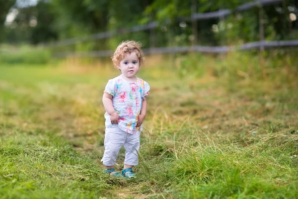 Mädchen läuft auf einer Landstraße — Stockfoto