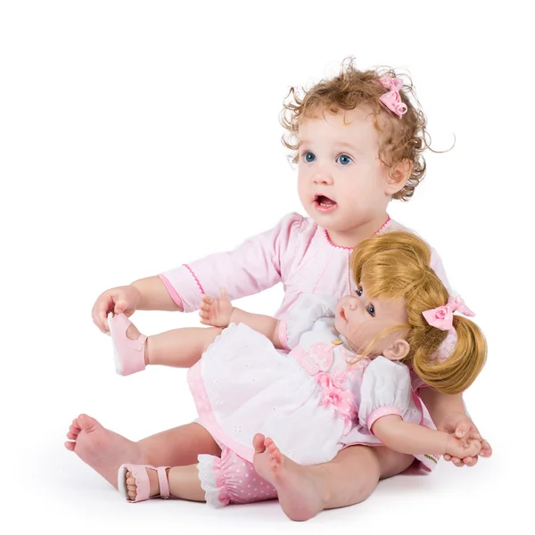 Chica jugando con su primera muñeca — Foto de Stock