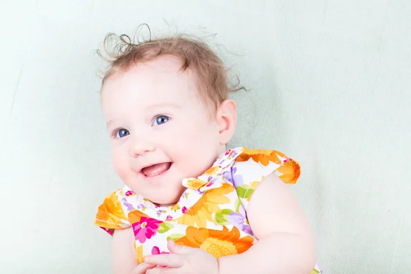 Bebé niña en un vestido colorido — Foto de Stock