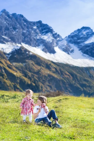 Tre barn som leker i ett fält — Stockfoto