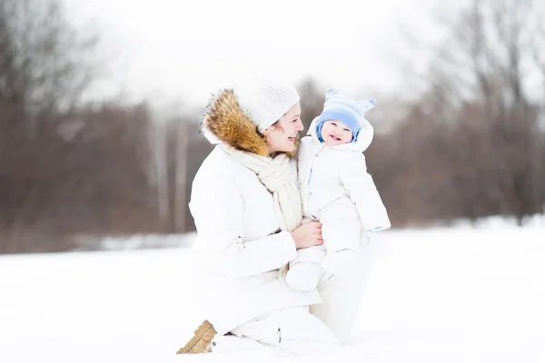 Mamma med en flicka i en winter park — Stockfoto