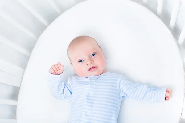 Lindo bebé recién nacido niño — Foto de Stock