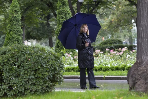 Elegante signora passeggiando in un bellissimo parco — Foto Stock