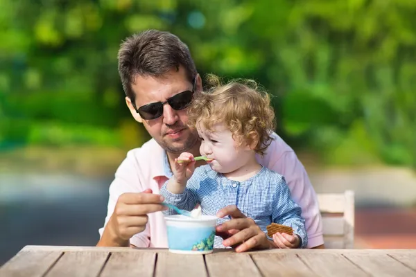 Father and his little baby daughter enjoying ice cream — Stock Photo, Image