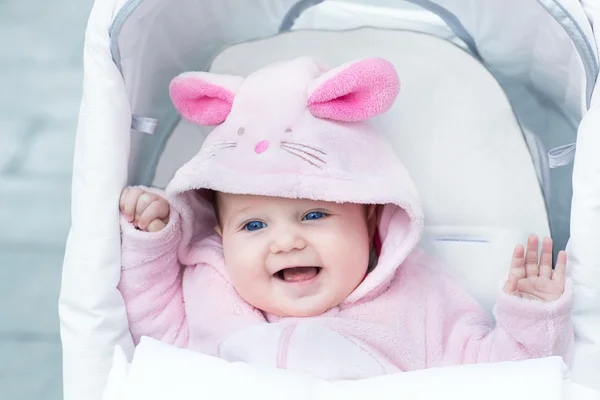 Bambina godendo di un giro passeggino su un vento freddo — Foto Stock