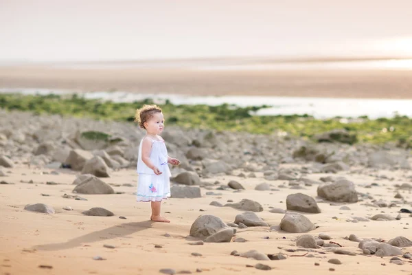 Grappige peuter meisje op het strand — Stockfoto